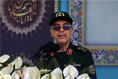 Der Generalstabschef der iranischen Streitkräfte, General Mohammed Bagheri, spricht während einer Militärparade zum Gedenken an den Jahrestag des Beginns des irakisch-iranischen Krieges von 1980-88 vor dem Schrein des verstorbenen Revolutionsgründers Ajatollah Chomeini
