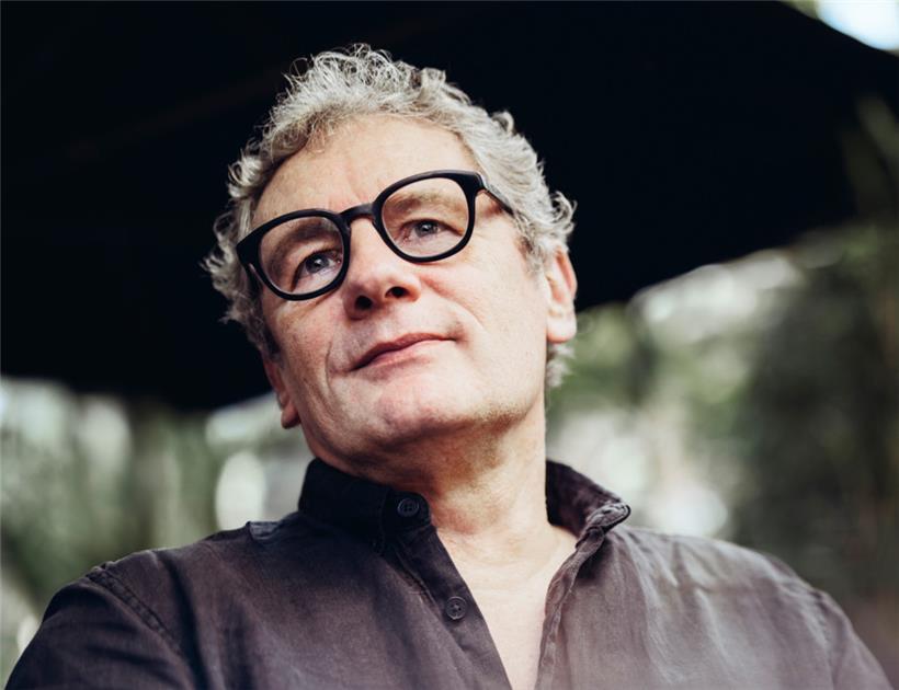 Der Geophysiker Christian Hübscher, Leiter des Bereichs Marine Geophysik an der Universität Hamburg, erforscht seit fast 20 Jahren in enger Zusammenarbeit mit griechischen Kollegen die Vulkane von Santorini. 
