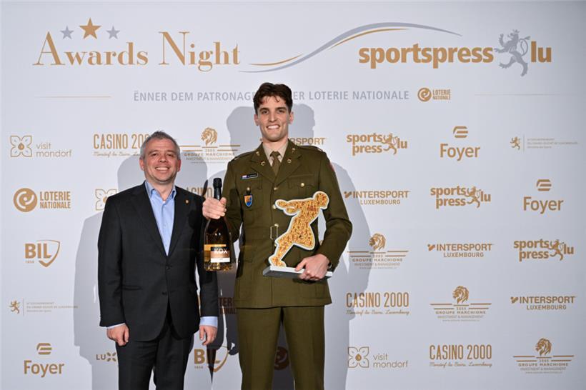 Der Gewinner des Fair-Play-Preises: Tischtennisspieler Luka Mladenovic (r.) zusa...