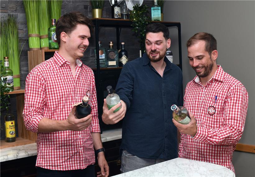 Der Gin des Lebens: Dan Crovisier, Pierre Bellion und Leo Friedrich (v.l.n.r.) haben die erste „Gin’othéik“ des Landes im Melusina eröffnet
