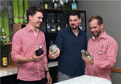 Der Gin des Lebens: Dan Crovisier, Pierre Bellion und Leo Friedrich (v.l.n.r.) haben die erste „Gin’othéik“ des Landes im Melusina eröffnet
