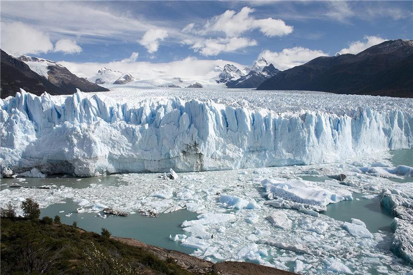 Gletscher Perito Moreno am Lago Argentino in Patagonien mit blauem Eis und bewölktem Himmel