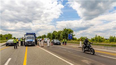 Der Grenzkontrollposten der Bundespolizei auf der A64 bei Trier am 13. Juni. Inzwischen ist der Checkpoint etwas ins Landesinnere gewandert.
