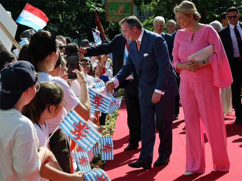Großherzog begrüßt fröhliche Kinder in Differdingen bei festlicher Veranstaltung im Freien