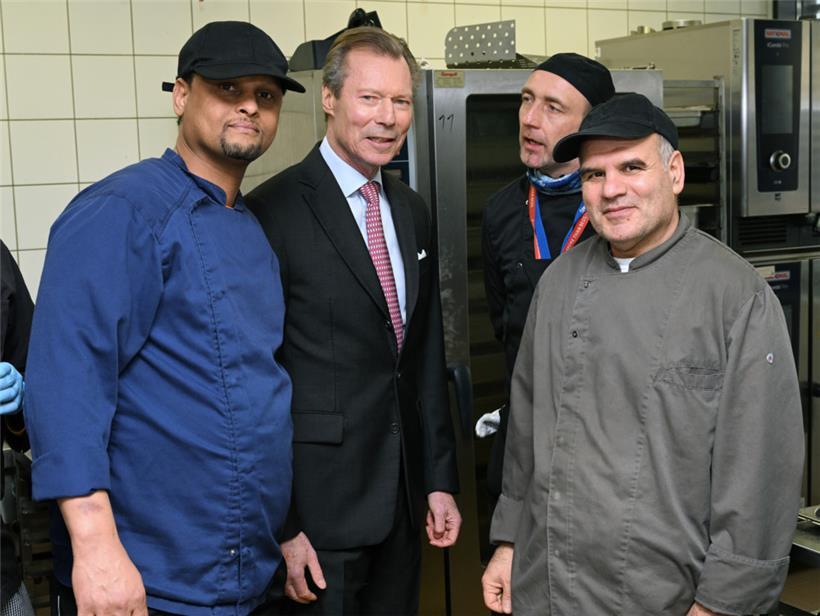 Der Großherzog besucht die Küche des Sozialrestaurants in Hollerich