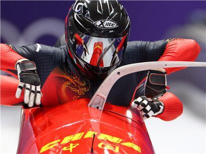 Chinesische Sportmannschaft bei internationalem Wettkampf, zeigt Leistungsunterschied zu Weltspitze deutlich sichtbar