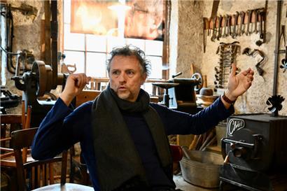 Der Gründer des „Stued Theater“ in Grevenmacher, Georges Urwald (52), ist selbst Musiker und bietet seit 15 Jahren Livemusik, Kabarett und Theater auf der Kleinkunstbühne
