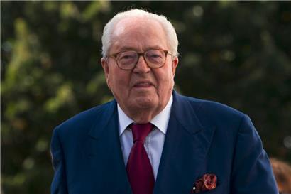 Der Gründer und Ehrenvorsitzende der französischen rechtsextremen Partei Front National (FN), Jean-Marie Le Pen, beim Verlassen der Parteizentrale in Nanterre in der Nähe von Paris
