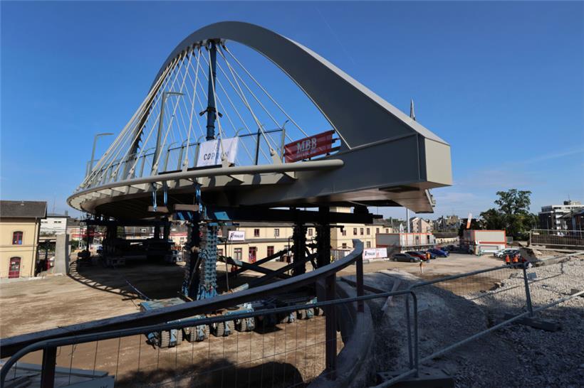 Der Grund für die Schließung des Bahnhofs Bettemburg: Seit Mittwochabend laufen die Arbeiten, das Kernstück der neuen Brücke an ihren Platz zu setzen
