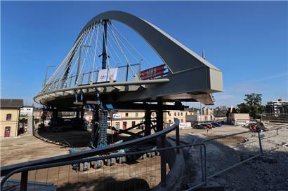 Der Grund für die Schließung des Bahnhofs Bettemburg: Seit Mittwochabend laufen die Arbeiten, das Kernstück der neuen Brücke an ihren Platz zu setzen
