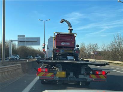 Der Häcksler wird nach dem Unfall abtransportiert
