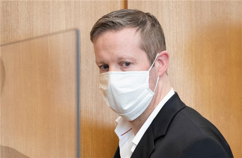 Der Hauptangeklagte im Mordfall Lübcke, Stephan Ernst, kommt mit Gesichtsmaske ins Oberlandesgericht. Ernst soll den nordhessischen Regierungspräsidenten Lübcke vor einem Jahr auf dessen Terrasse erschossen haben, weil sich der CDU-Politiker für Flüchtlinge eingesetzt hatte.
