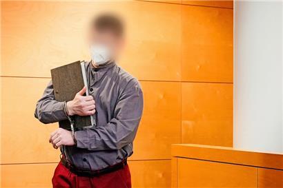 Der Hauptangeklagte kommt in den Verhandlungssaal des Landgerichts 
