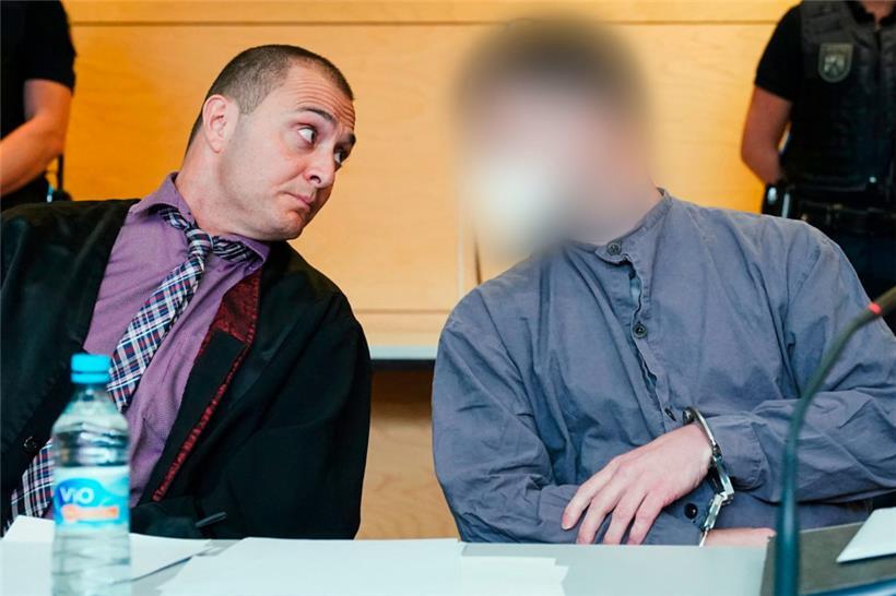 Der Hauptangeklagte (r.) mit seinem Anwalt Leonhard Kaiser vor dem Beginn seines Prozesses wegen Mordes an zwei Polizeibeamten in der Westpfalz
