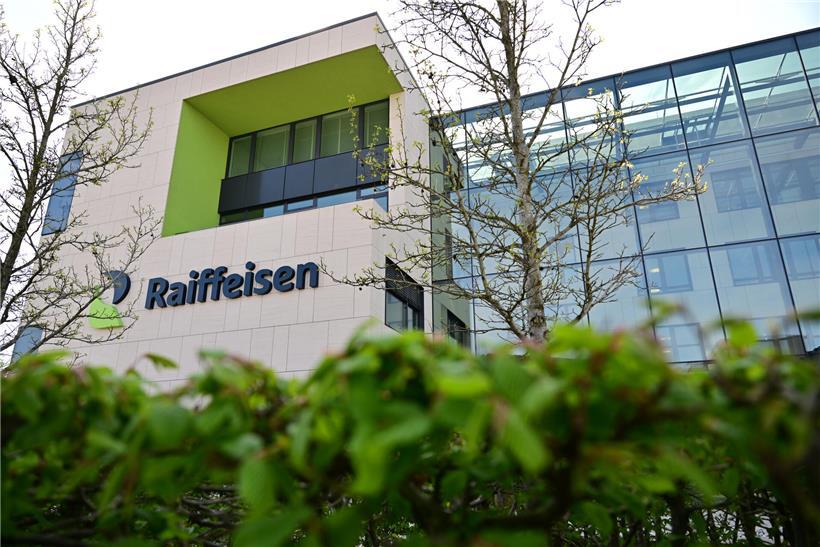 Hauptsitz der Bank in Leudelingen, modernes Bürogebäude mit Glasfassade und Firmenlogo bei Tageslicht