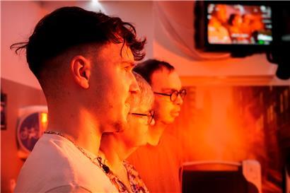 Heizstrahler simuliert Sonne und sorgt bei Teilnehmern für starkes Schwitzen im Indoor-Event