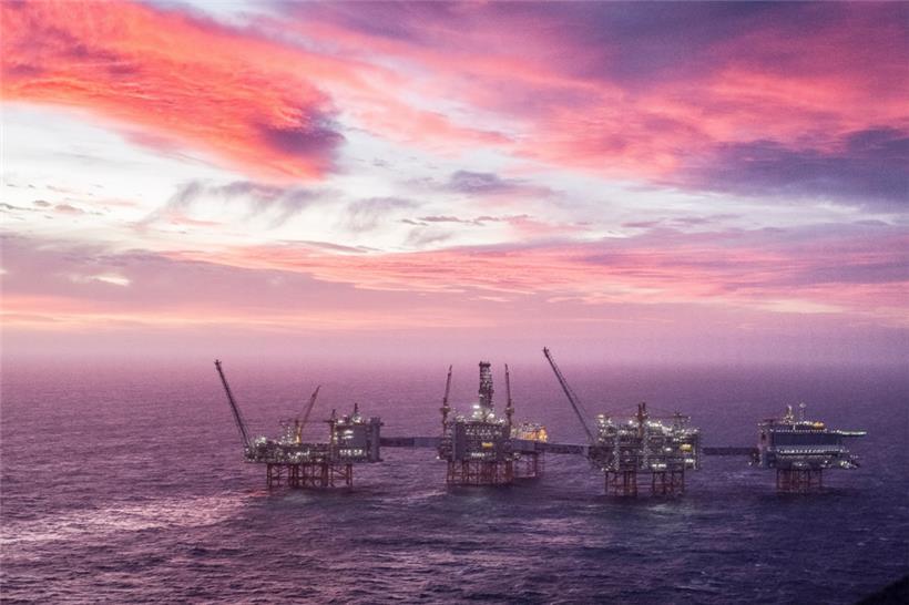 Der Himmel leuchtet in Lila und Pink hinter dem norwegischen Johan-Sverdrup-Ölfeld in der Nordsee
