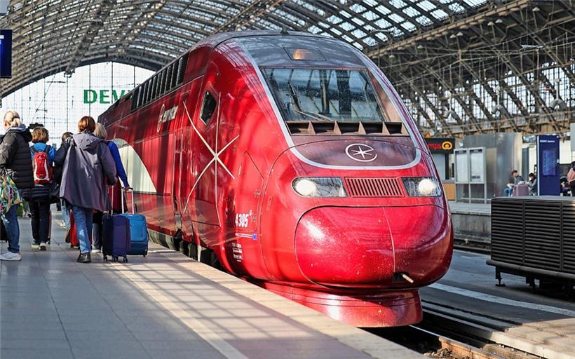 Der Hochgeschwindigkeitszug Eurostar steht am Bahnsteig im Hauptbahnhof Köln
