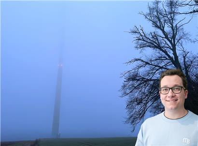 Zäher Hochnebel am Wochenende über einer Landschaft mit trübem Himmel und diffuser Lichtstimmung