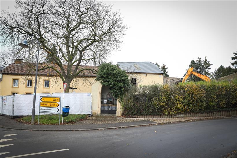 Der Hof „A Géirens“ in Nospelt wird abgerissen. Er liegt direkt an der Hauptstraße. Im Vordergrund die kleine Kapelle. 
