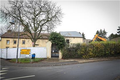 Der Hof „A Géirens“ in Nospelt wird abgerissen. Er liegt direkt an der Hauptstraße. Im Vordergrund die kleine Kapelle. 
