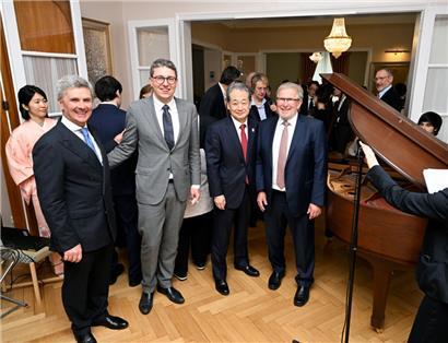 Der Hofmarschall (v. l. n. r.) Paul Dühr, Sven Clement (Piraten), Botschafter Tadahiro Matsubara und Mars Di Bartolomeo (LSAP) bei der Geburtstagsfeier des japanischen Kaisers in Luxemburg
