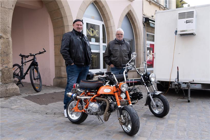 Honda Monkey und Dax Motorräder unterwegs für Fahrspaß und Retro-Design, nicht für Geschwindigkeit