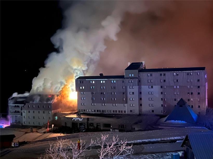 Der Hotelbrand erleuchtet die Nacht
