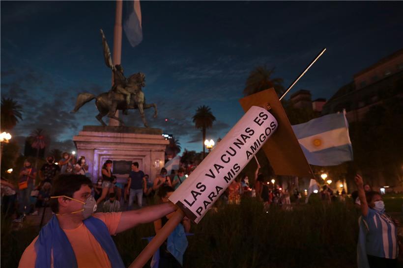 „Der Impfstoff gehört meinen Freunden“: Proteste in Buenos Aires nach einem Skandal um sogenannte VIP-Impfungen
