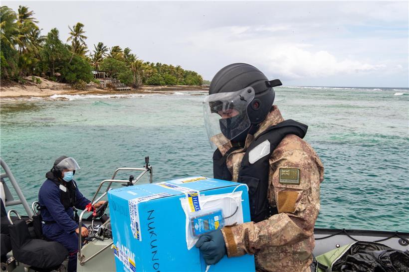 Der Impfstoff kommt an: Ein neuseeländischer Marinesoldat bringt das Vakzin auf die das Nukunonu-Atoll der Tokelau-Inseln. 
