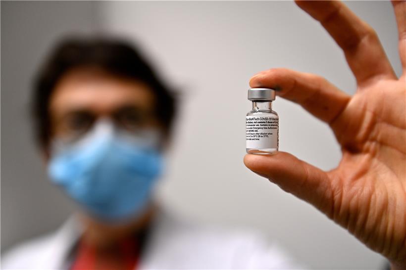Der Impfstoff von Pfizer/Biontech muss zweimal verabreicht werden, um seine volle Wirksamkeit zu entwickeln
