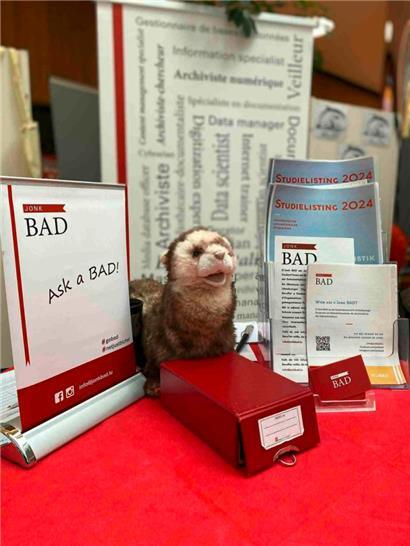 Der Informationsstand der  „Jonk BAD“ bei einer Informationsversammlung in einer Sekundarschule
