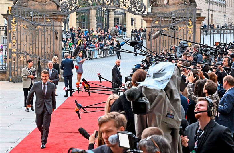 Der Initiator des neuen Gipfel-Formats, der französische Präsident Emmanuel Macron (l.), schreitet über den roten Teppich zur Prager Burg. Wohl selten war das Medieninteresse für so wenig so groß, denn beim Gipfel gibt es keine Beschlüsse und nicht einmal eine Abschlusserklärung.
