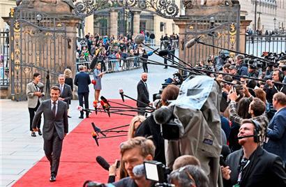 Der Initiator des neuen Gipfel-Formats, der französische Präsident Emmanuel Macron (l.), schreitet über den roten Teppich zur Prager Burg. Wohl selten war das Medieninteresse für so wenig so groß, denn beim Gipfel gibt es keine Beschlüsse und nicht einmal eine Abschlusserklärung.
