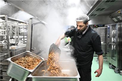 Der Iraker Hassan kümmert sich hauptsächlich um das Anbraten in der Küche des „Stëmm Caddy“
