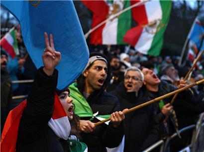 Iranische Führung droht Israel und USA mit Vergeltung bei US-Angriff während Proteste gegen autoritäre Regierung