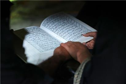 Der Islamwissenschaftler Abdel-Hakim Ourghi berichtet, wie in Algerien das Freitagsgebet stets mit dem Ruf „Möge Allah die verfluchten Juden erniedrigen und zerstören“ beendet wurde
