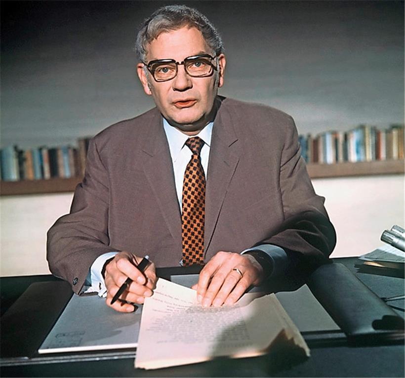 Der Journalist und damalige Moderator des „ZDF-Magazins“, Gerhard Löwenthal, während einer Sendung.
