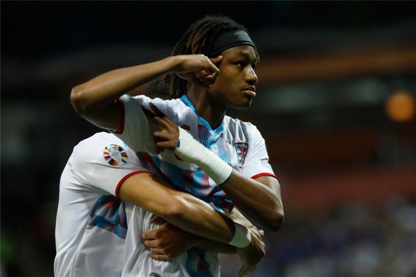 Der Jubel von Yvandro Borges nach dem Führungstreffer
