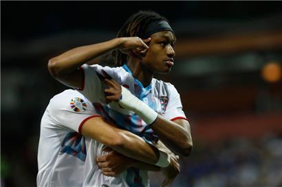 Der Jubel von Yvandro Borges nach dem Führungstreffer
