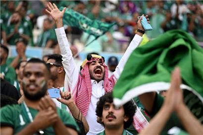 Der Jubel wurde nicht geringer: Saudi-Arabien Fans vor Spielbeginn auf der Tribüne.
