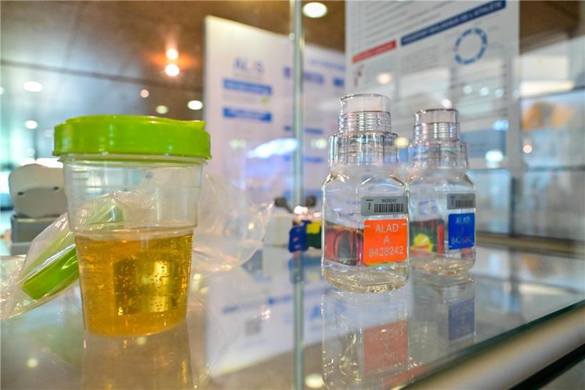 Mitarbeiter der ALIS beim Kampf gegen Doping im Sport mit moderner Laborausrüstung und Analysegeräten