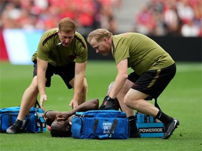 Ismael Kone aus Kanada liegt verletzt auf dem Rasen und erhält medizinische Erstversorgung beim Fußballspiel