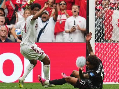 Tajon Buchanan foult Homam Ahmed, der Spieler aus Katar erhält die Rote Karte im Fußballspiel