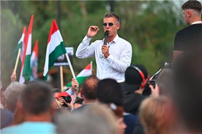 Der Kandidat der Partei Tisza (Respekt und Freiheit), der ungarische Rechtsanwalt Peter Magyar

