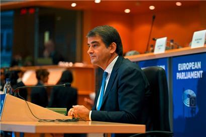 Der Kandidat des Anstoßes, der postfaschistische Politiker Raffaele Fitto aus Italien, während seiner Anhörung im EP
