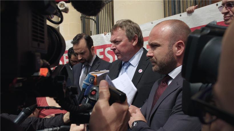 Der Kapitän der „Lifeline“ vor dem maltesischen Gericht in Valletta im Gespräch ...