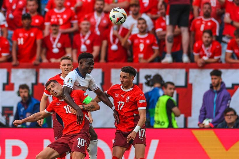 Der Kapitän mit der Nummer 10, Granit Xhaka, spielte trotz Muskelfaserriss
