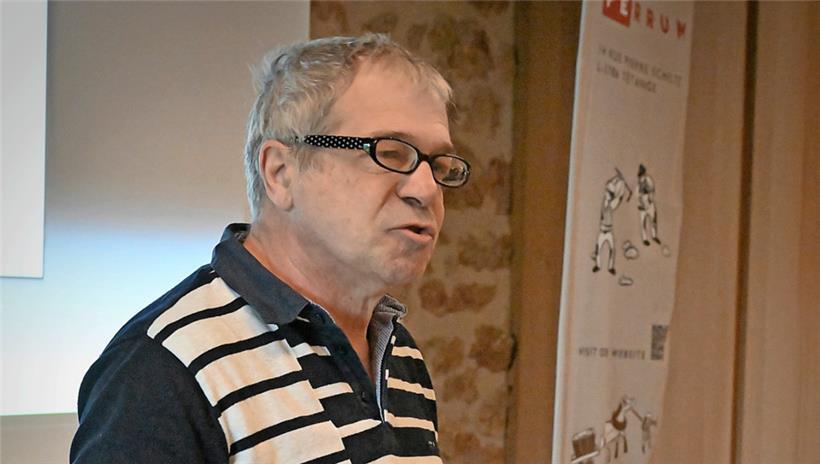 Der Kayler Bürgermeister Jean Weiler in der Schungfabrik, wo es eine besondere Ausstellung zu bestaunen gibt
