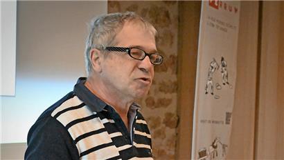 Der Kayler Bürgermeister Jean Weiler in der Schungfabrik, wo es eine besondere Ausstellung zu bestaunen gibt
